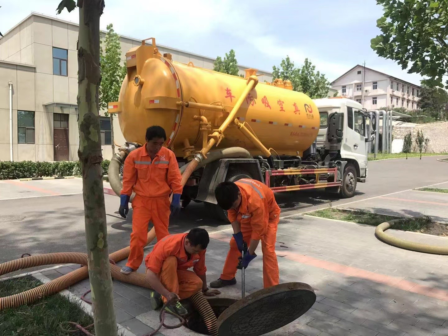 平遥管道疏通车停在窨井附近